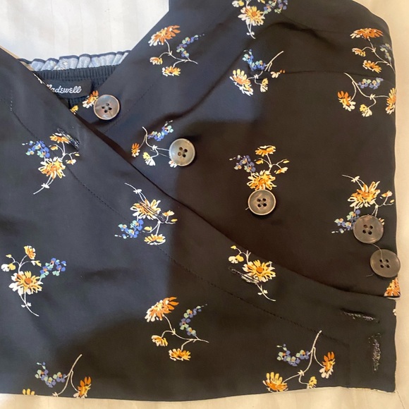 Button-Wrap Crop Tank in Marseille Daisies - Picture 7 of 9